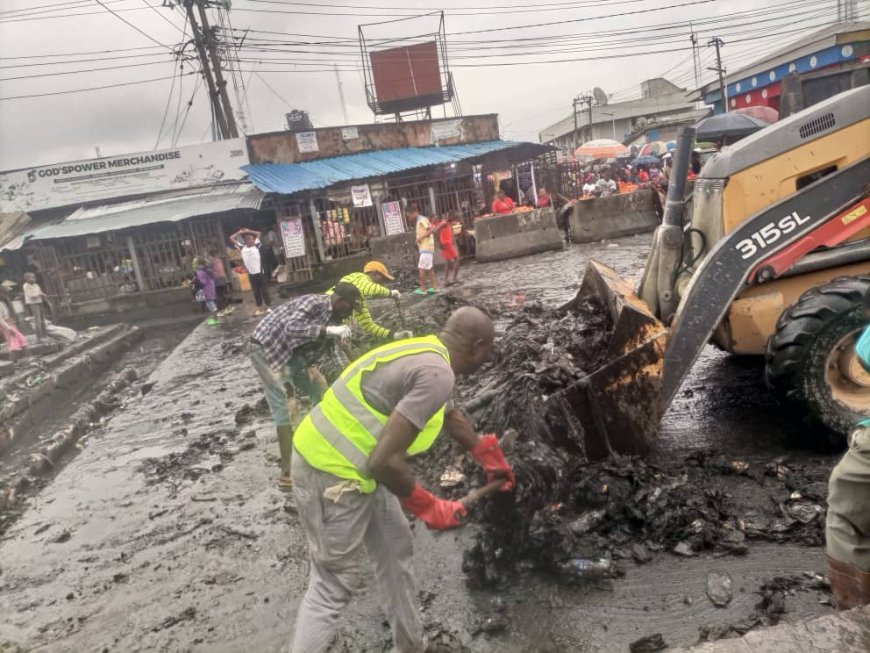 Flooding: MOW Begins De-silting Of Drainages In Calabar 