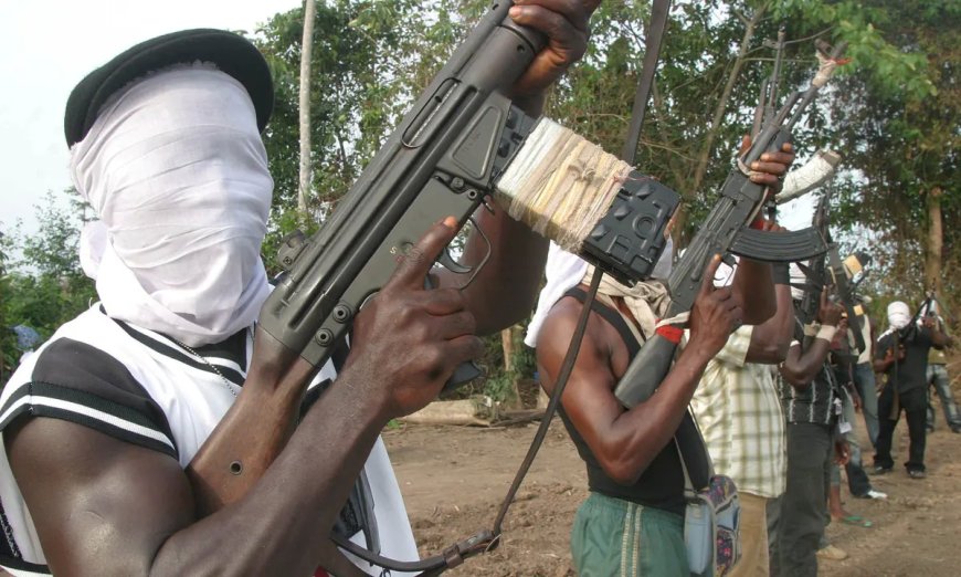 Breaking !!! Panic In Calabar As Armed Robbers Invade Govt. Office, Cart Away Millions