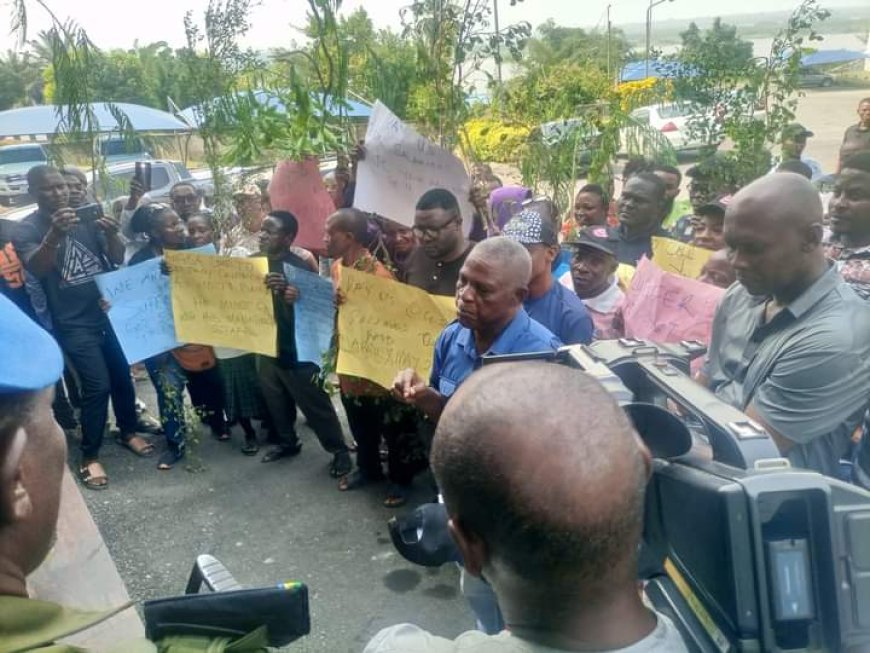 UNICROSS Staff Protest Non-Payment of 3 Months Arrears of Salaries, Demand Sack Of VC