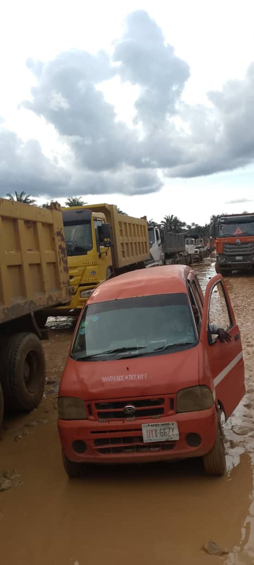 Over 1,000 Vehicles, Trapped At Calabar-Itu Federal Highway, Travellers Send SOS To Umahi