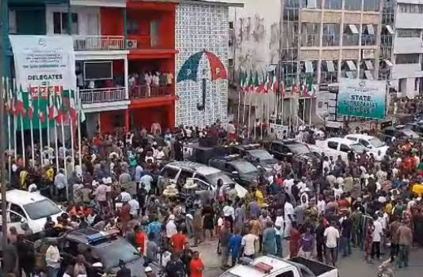 Breaking...     Protest Rocks PDP Secretariat Over Rivers LG poll