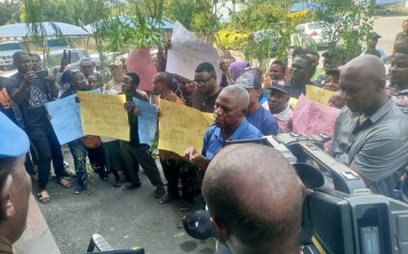 UNICROSS Staff Protest Non-Payment of 3 Months Arrears of Salaries, Demand Sack Of VC