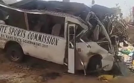 22 Persons Feared Dead in Auto crash