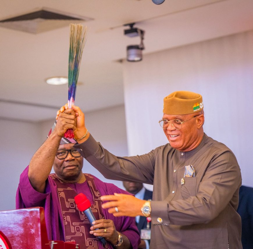 AKWA IBOM APC: SENATOR AKPABIO HANDS OVER LEADERSHIP TO GOV ENO