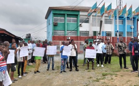 BREAKNG: C' River APC Chapter Chairmen, Secretaries, Ward Stakeholders Barricade Party Secretariat, Lock Out Staff