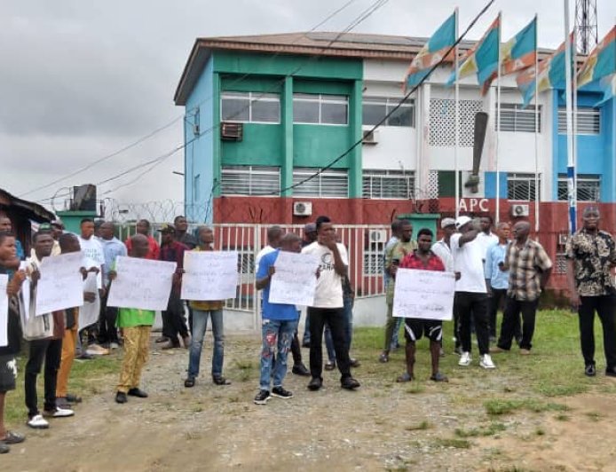 BREAKNG: C' River APC Chapter Chairmen, Secretaries, Ward Stakeholders Barricade Party Secretariat, Lock Out Staff