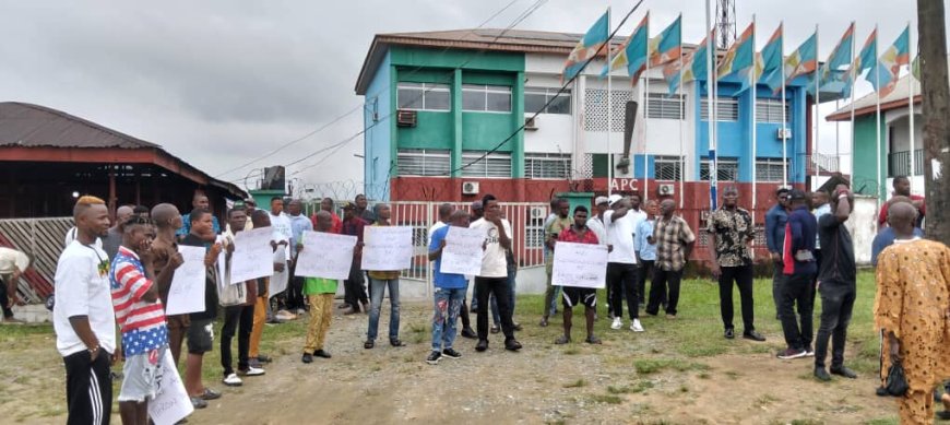 BREAKNG: C' River APC Chapter Chairmen, Secretaries, Ward Stakeholders Barricade Party Secretariat, Lock Out Staff