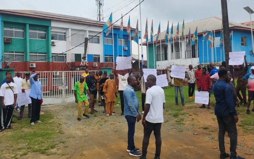 BREAKING: Cross River Chapter Chairmen, Secretaries, Ward Officers Seal APC Secretariat