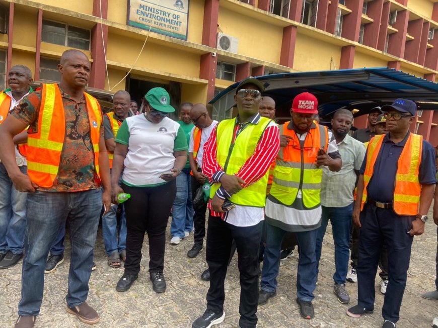 CRS Env. Ministry Steps up Sanitation Activities During Carnival Calabar, Yuletide Celebration ....  Shuts Down Cross-over Market at 8miles