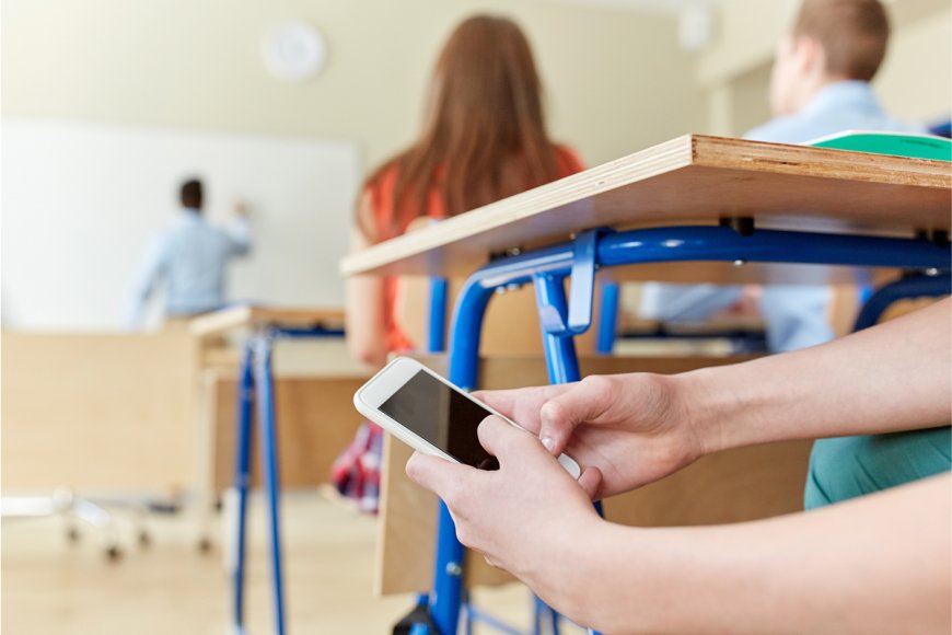 Ban on Phones in Schools Backed By House of Lords