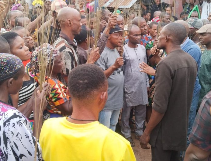 Mass Defection Hits APC in Abini Community As Over 500 Defected to Opposition PDP
